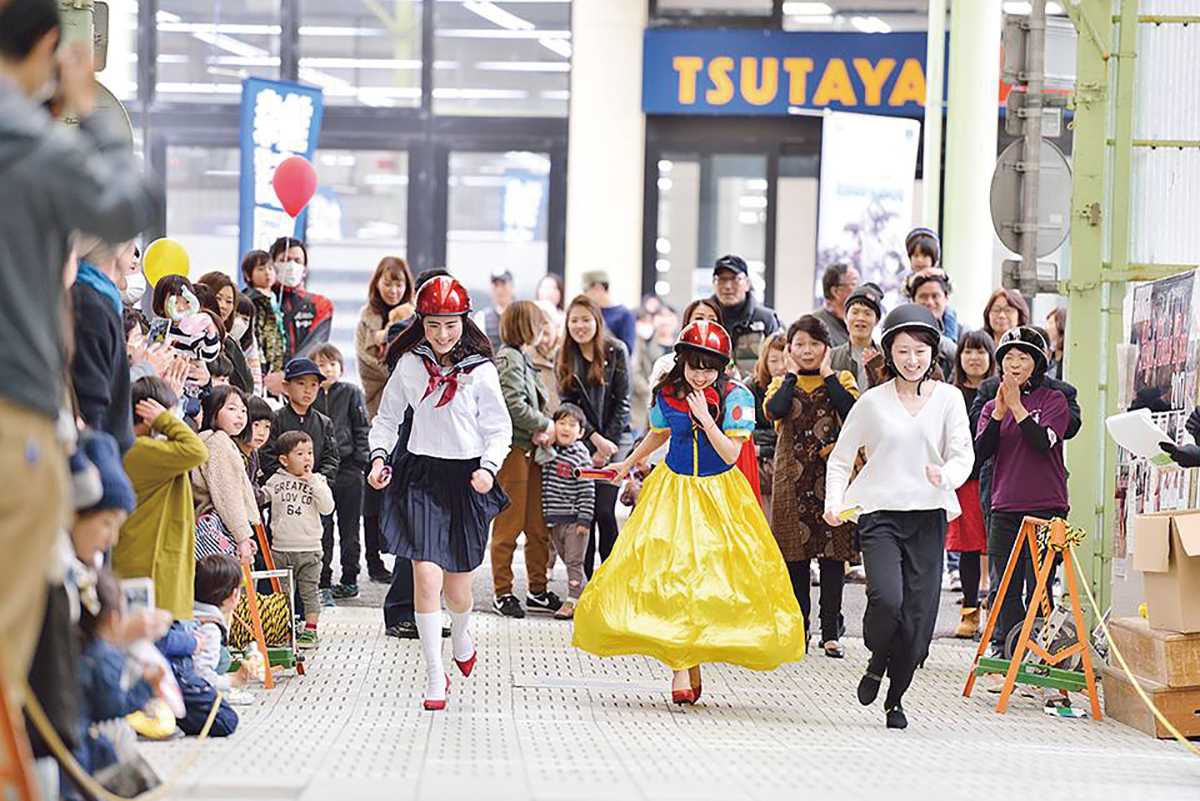 商店街をハイヒール女子が疾走 新宮市魅力発信女子部 の挑戦 17年5月号 事業構想オンライン