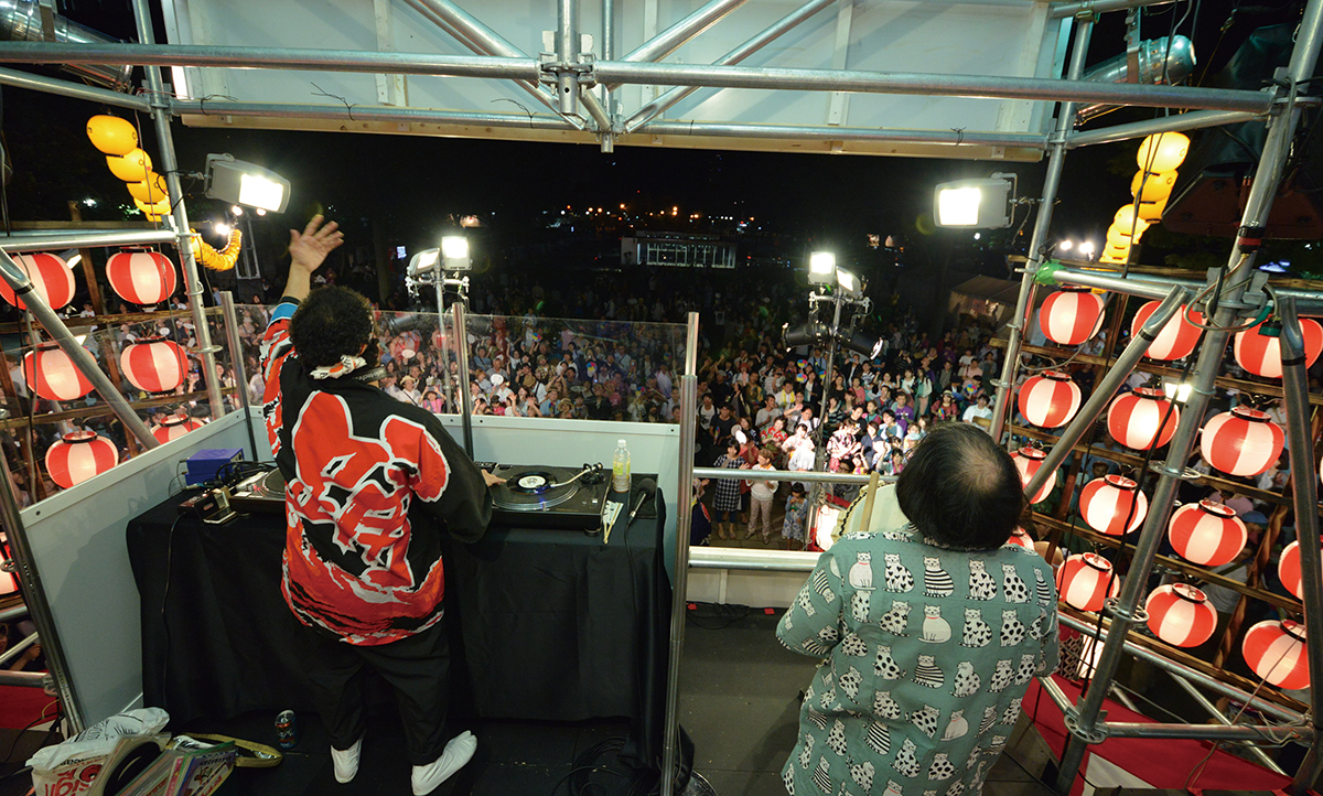 コンビニ、盆踊りでDJ 街に自由を | 2017年11月号 | 事業構想オンライン