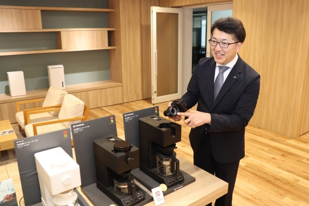 「全自動コーヒーメーカー」を説明する野水社長