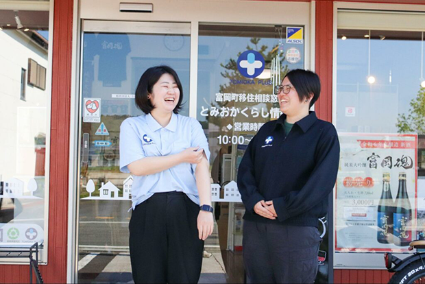 移住専門員の班目佳小里（まだらめ・かおり）さん（写真左）と。和やかな雰囲気のふたり