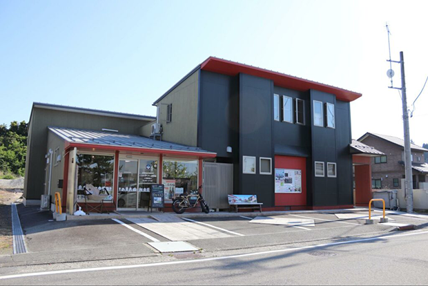 とみおかくらし情報館と暮らし体験ができるお試し住宅。とみおかくらし情報館の右側がお試し住宅になっている