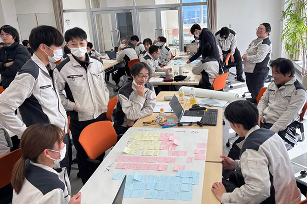 各部門で生産性を向上させるアイデアを「SUNDay」で話し合う社員たち（2025年2月）