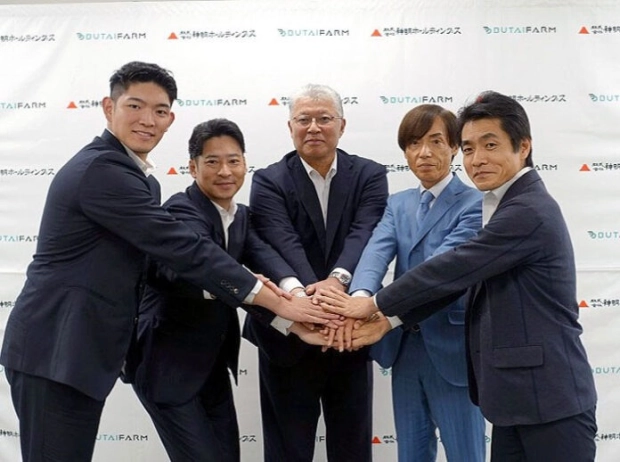 針生信夫社長（中央）、藤尾益雄社長（右隣）ら