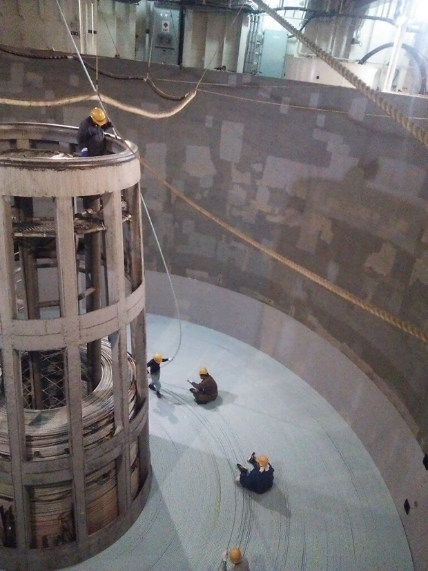海底ケーブルが収められたタンク内で、敷設船への積み込み準備をする作業員(NEC提供)
