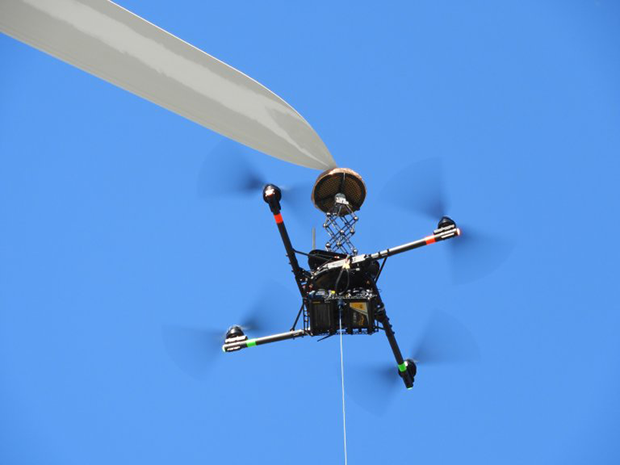 大型風力発電機の点検用に福島三技協が開発したドローン「Dr.Bee」