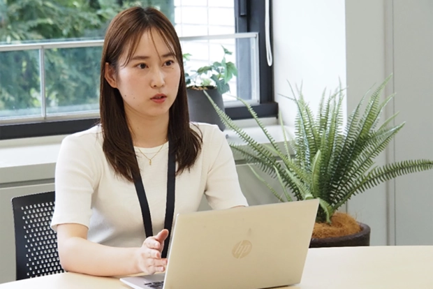 担当課との調整のために必要な勉強をするのはもちろん、自分自身が担当課にいた時の経験も踏まえて丁寧に調整することを心がけている、と語る小栗さん