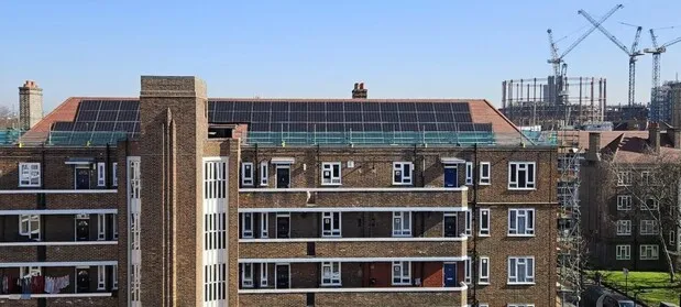 住宅団地の屋根を覆うように並ぶ太陽光パネル