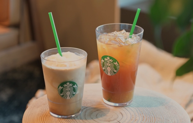 バイオマス素材で「復活」した緑色のプラスチックストローが冷たいドリンクの提供で使われている（スターバックス コーヒー ジャパンの資料から）