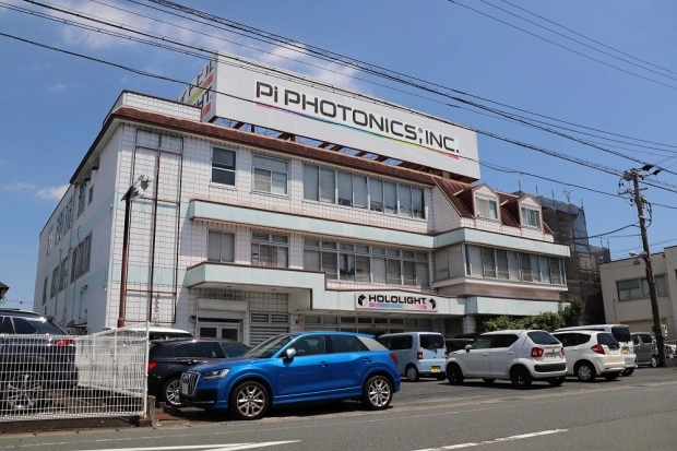 浜松市中央区にあるパイフォトニクス。看板の社名の下には光学にちなんだコーポレートカラーの虹色があしらわれている