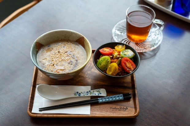 滋養強壮、体の芯から元気になる薬膳がゆセット1,100円。素材の旨みが凝縮されて体の芯まで温まる。地元農家の新鮮野菜を使ったサラダは、シャキシャキ食感で食べ応えも抜群