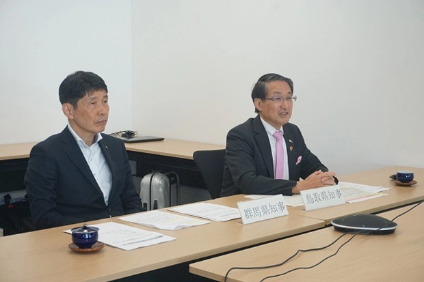 （左から）山本一太事務局長、平井伸治会長
