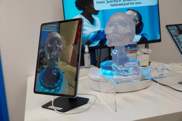 AR技術を用いて模型に口腔内の3Dデータを投影