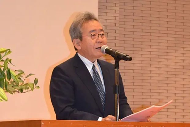 あいさつに立つ新学長の藁谷友紀氏
