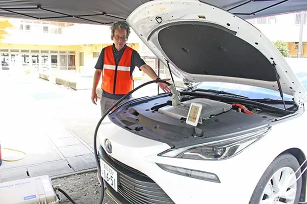 燃料電池車からの給電について説明する柴山准教授