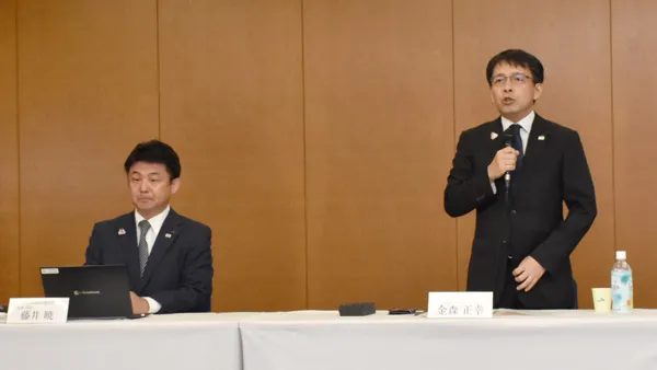 あいさつするJA全農の金森正幸常務（右）と藤井暁米穀部長