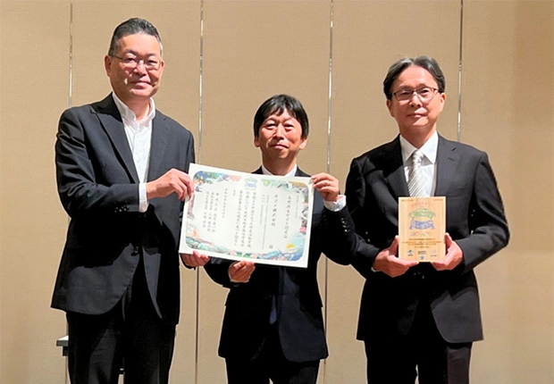 9月30日に行われた認定式。左から環境省 自然環境局長の堀上勝氏 、カゴメ野菜生活ファーム 代表取締役の川口詞正氏、カゴメコーポレート企画本部 経営企画室 サステナビリティグループの綿田圭一氏