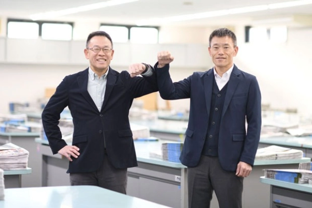 買収したマルマ中塩商店の社長は鈴木順之氏（右）が務める