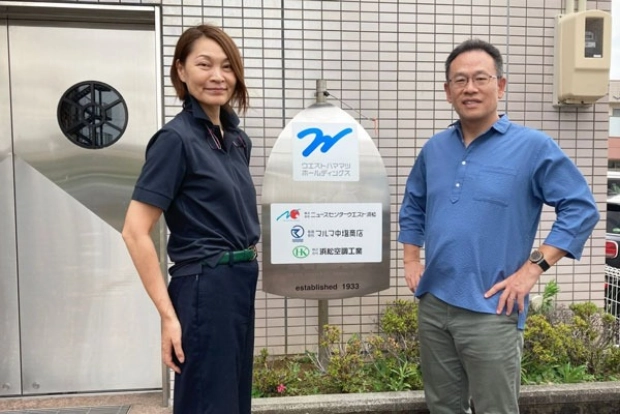 HDなど3社の社長を兼任してウエストハママツグループを率いる鈴木順之介氏（右）と妻の里枝氏