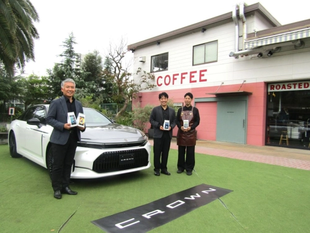 「クラウン」70周年記念モデルを囲む左からトヨタの清水氏、UCCジャパンの里見氏、UCCコーヒーアカデミーの土井氏