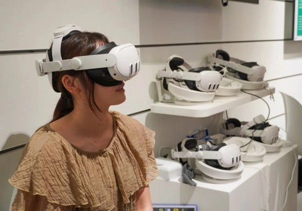 MRゴーグルを付けて「リハまるGO」を体験