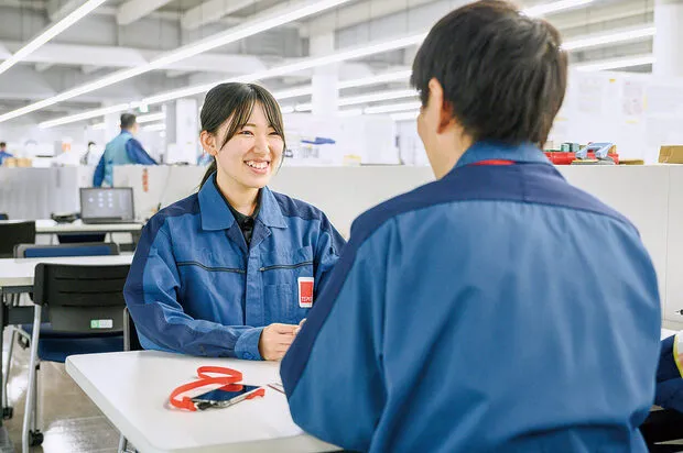 打ち合わせ中の上沼さん。職場に女性は1人だけながらポジティブな性格で組織に欠かせない存在に（東京電力提供）