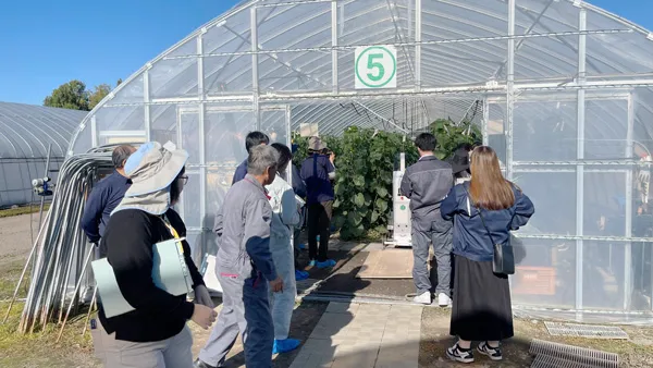 「あったかファーム」で行われた実証実験を視察する参加者