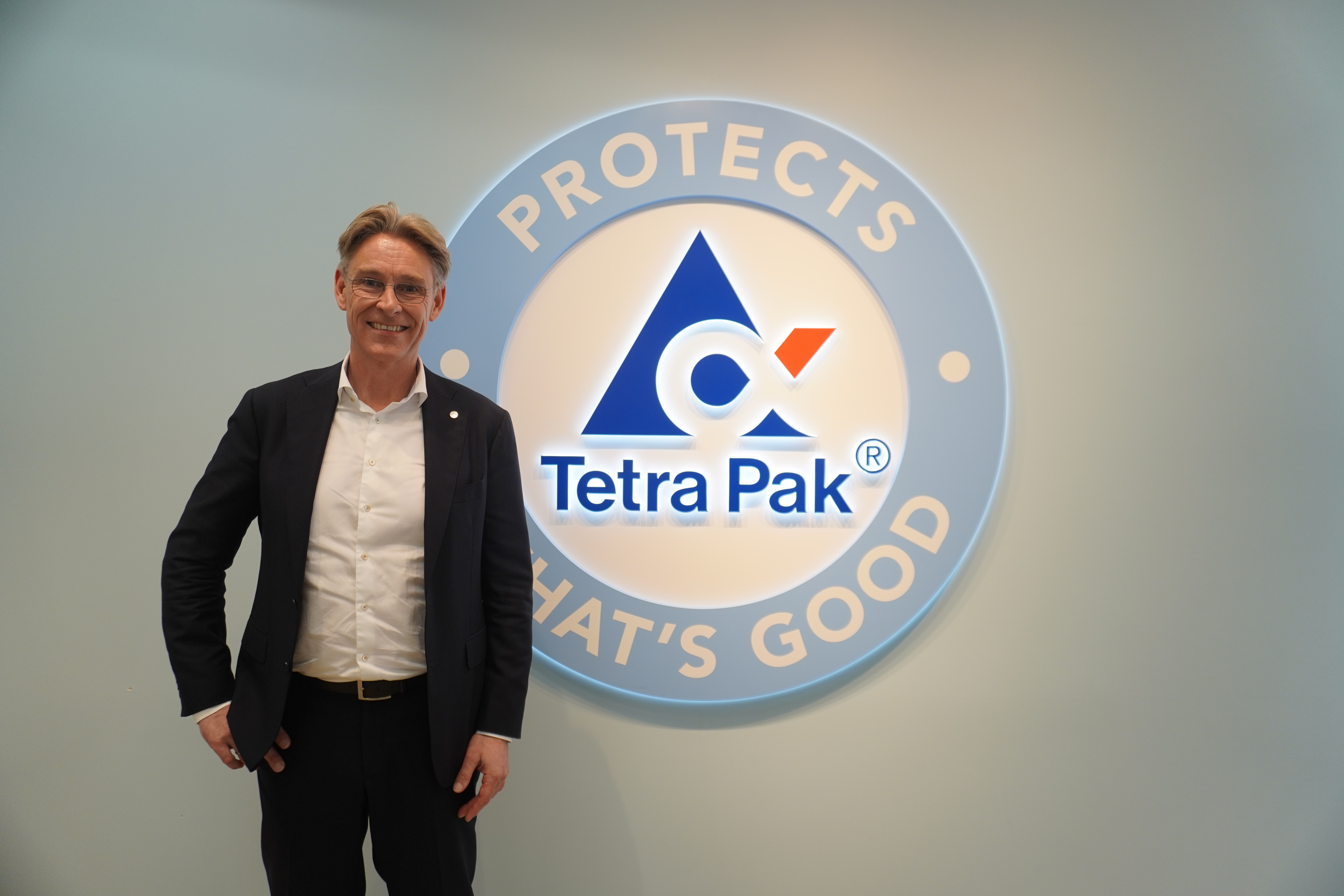 ニルス社長・サムネイルと経歴