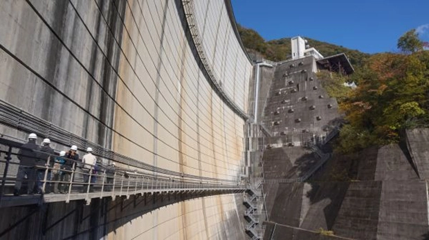 川治ダムの管理用通路「キャットウォーク」を歩く参加者