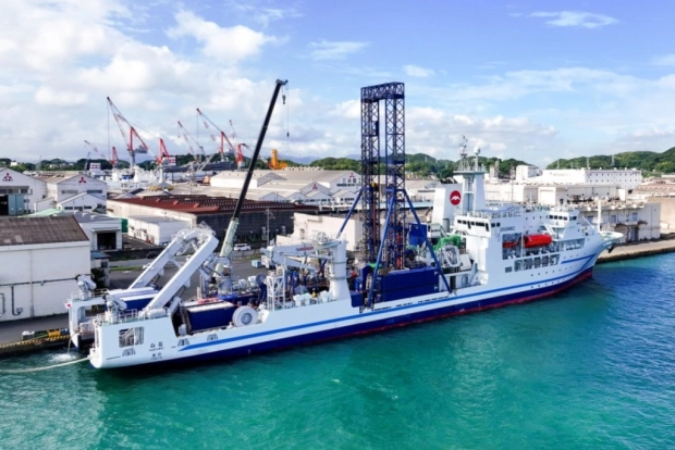 右舷側後方から見た白嶺。船体中央に高さ35mの船上設置型掘削装置を搭載した仕様で、船尾にかけて広い調査作業甲板が確保されていることもわかる