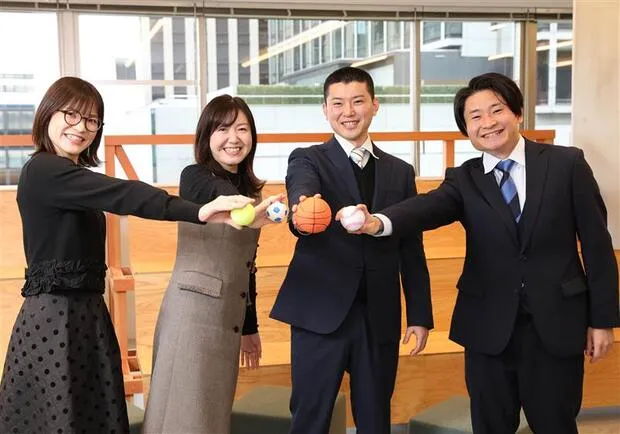 経済産業省サービス政策課スポーツ産業室のメンバー檜垣理沙、宮田礼美、寺島遥行、菊島康弘の4人