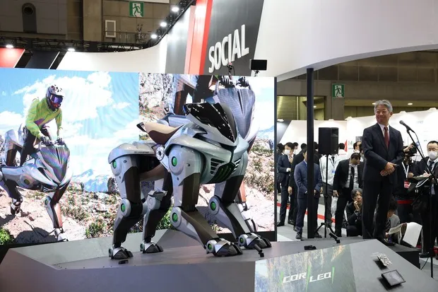 川崎重工が公開したコルレオ。奥は橋本社長