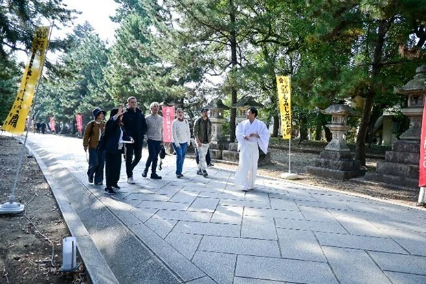 北野天満宮で神職による境内案内