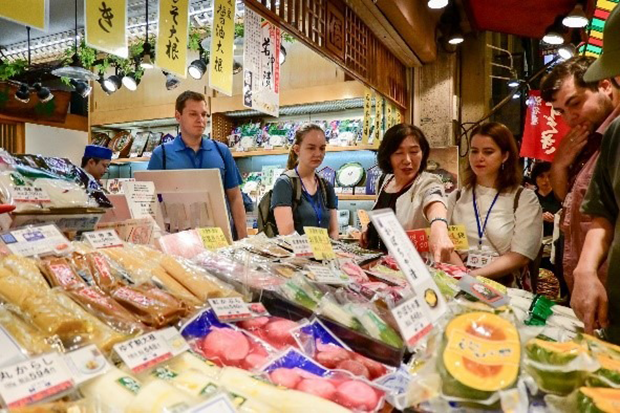 食材を商店街で調達する参加者