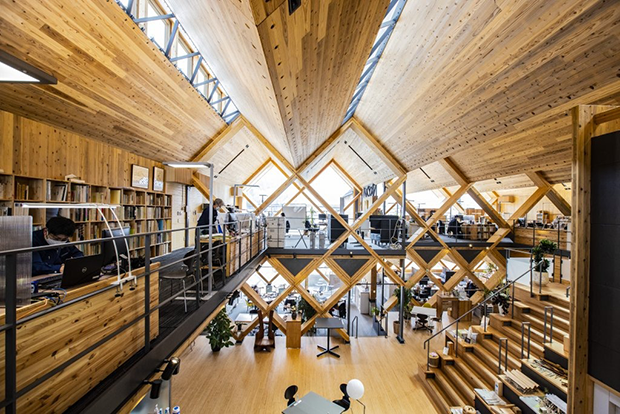 集成材とCLTで建てられた本社事務所内は木のぬくもりに包まれている