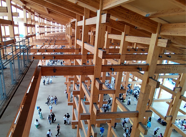大屋根リングの柱や梁などには集成材が、屋根の床材などにはCLTが使われた