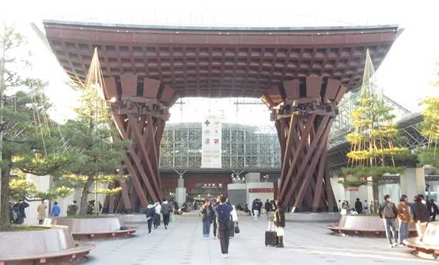 金沢駅のシンボル「鼓門」の脚部にも銘建工業の集成材が使われている
