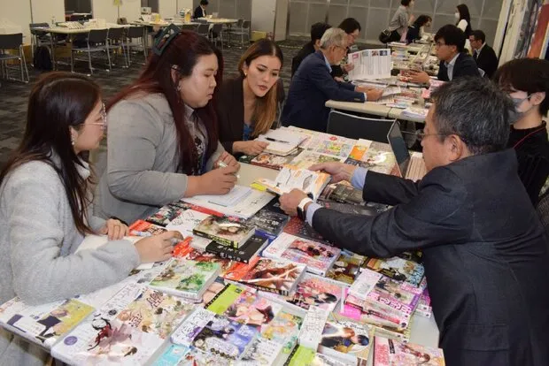 商談会で説明を聞くタイの出版関係者（左側）