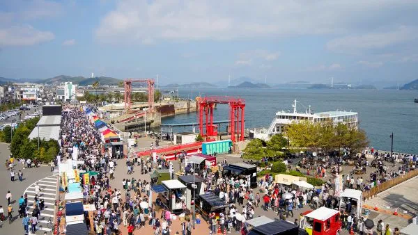 カラフルなテントも特徴的な「せとうちみなとマルシェ」