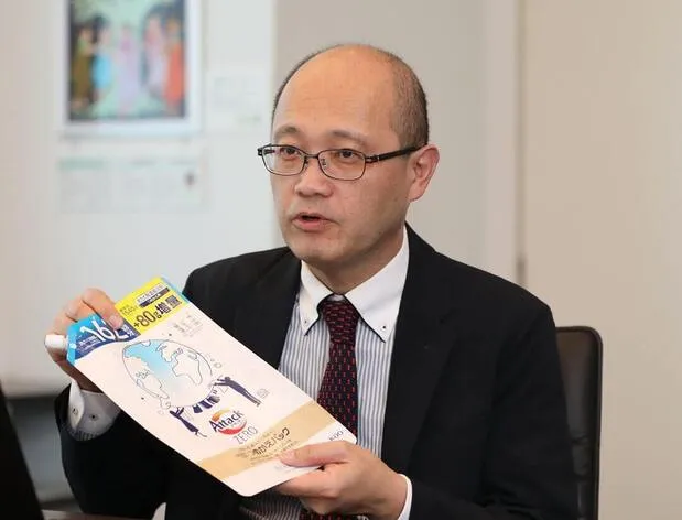 リサイクルした素材で作られたつめかえパックを手にする花王の瀬戸部長