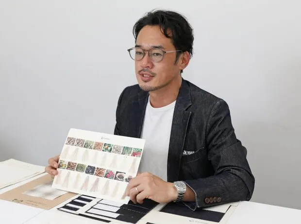 様々な植物の残渣からできた糸や生地を説明する山本CEO。着用しているジャケットの生地にもサトウキビのバガスが使われている