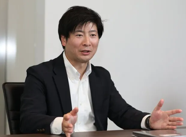 「ニュートラック5000」の特徴を説明する花王の長沢シニアマネジャー