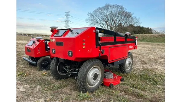 自律走行ロボット「Adam」と、その下部に装着された草刈りアタッチメント（手前）。
奥はプロトタイプの「Mini Adam」（2026年発売予定）