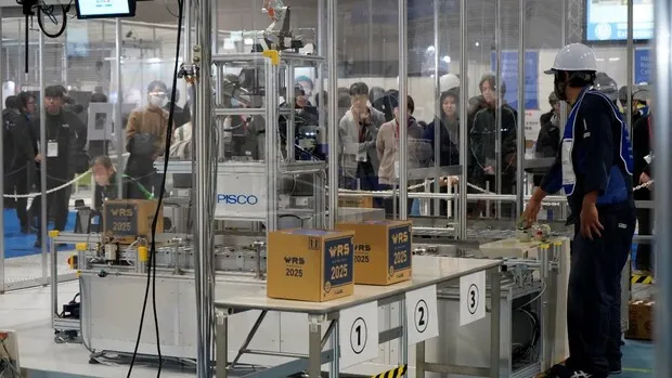 「モノづくりロボットチャレンジ」では液体洗剤の箱詰め行程の自動化に国内外の7チームが挑んだ