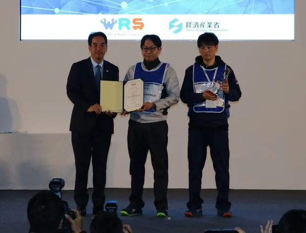 伊吹局長（左端）から経済産業大臣賞を授与された「Team SIS＠PISCO」