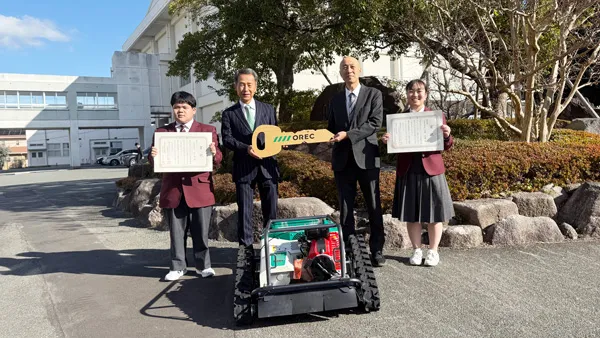 ラジコン草刈機「スパイダーモアー（RCSP530A）」贈呈