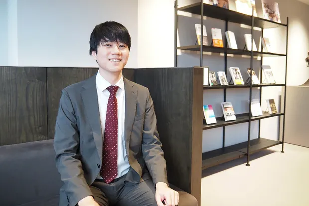 間山 貴裕：製造産業局 航空機武器産業課。防衛産業のサプライチェーンを支える業務に携わる。