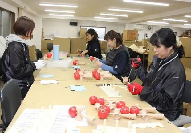 出荷前の「けん玉」の検品作業をするスタッフの皆さん