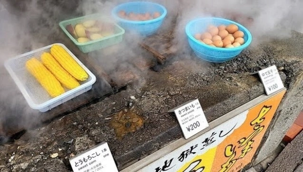 卵やお芋、とうもろこしを蒸して、店先で販売