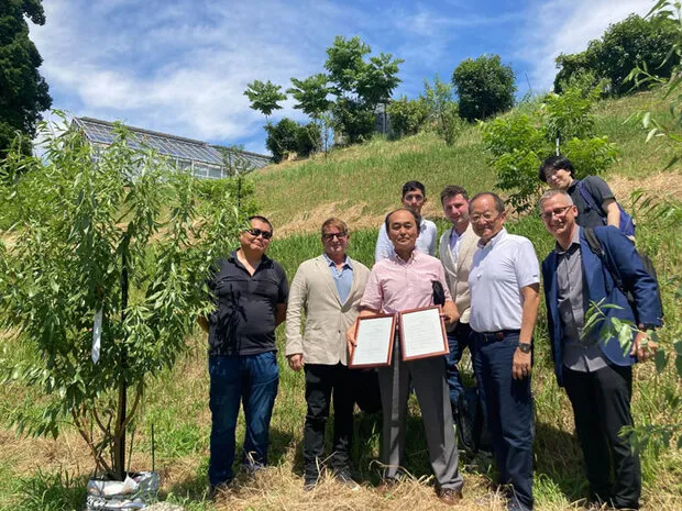 キャンポス社の幹部が来日。学生らに栽培を指導した（昨年7月）