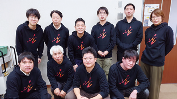 マテリアルゲートの創業を率いた中野氏（前列右から2番目）を中心に、多様な人材と共に革新的な素材技術の実用化に挑んでいる